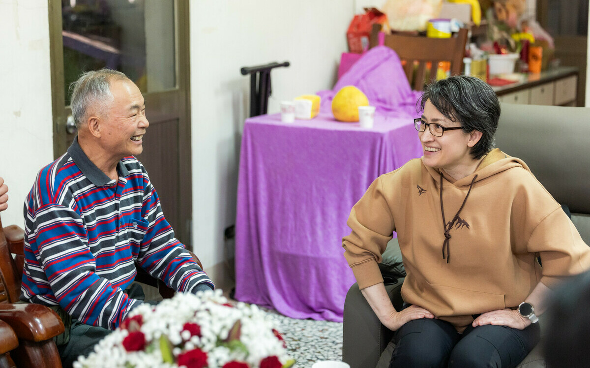 赴宜蘭探視花蓮光復賑災致傷物資超人李耀全！蕭美琴感謝無私奉獻
