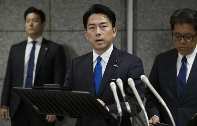  日本防衛大臣小泉進次郎抗議中國殲-15 戰機對自衛隊 F-15J 戰機進行雷達鎖定。 圖 : 翻攝自環球譯視 