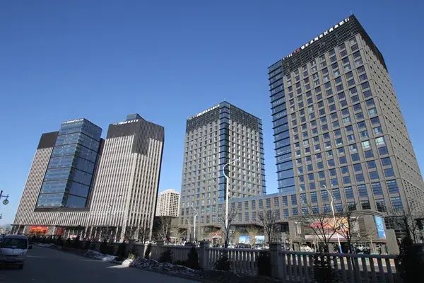 中國政府的整體方針是：小幅下調成長目標，但維持以財政出動為主的路線。 圖：翻攝自 X @duwen2023 