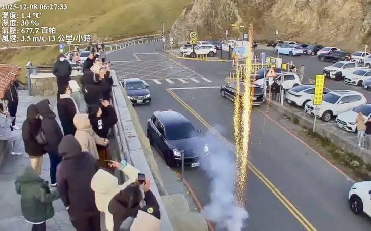 (影)誇張!男子凌晨衝武嶺放煙火惡行全被錄 網怒轟:罰太少