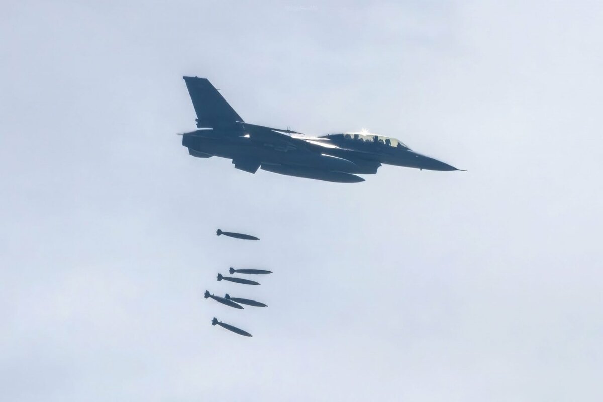  泰國與柬埔寨邊境8日清晨再度爆發嚴重軍事衝突，一名泰國士兵不幸陣亡，另有4至8名士兵受傷，泰軍隨即出動F-16戰機對柬埔寨多處陣地發動空襲。 圖：翻攝「X」@Wutaigo 