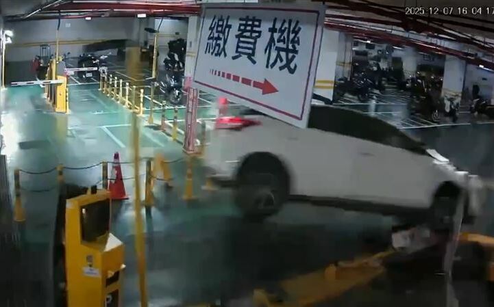台北共享汽車iRent私人停車場暴衝釀禍！驚險畫面瘋傳