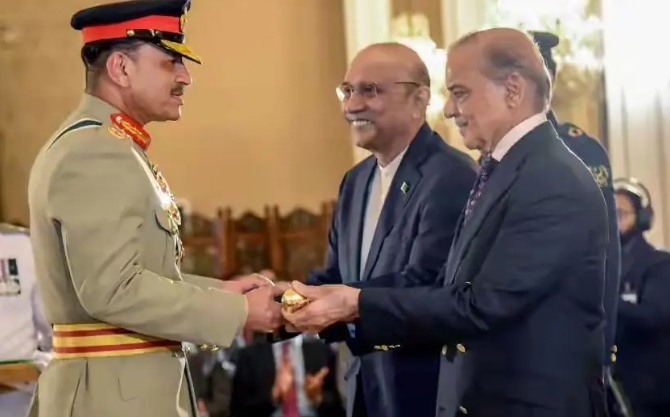 巴鐵「類政變」? 總統、總理都低頭 強人英雄穆尼爾任國防軍總司令 埋軍人干政陰影