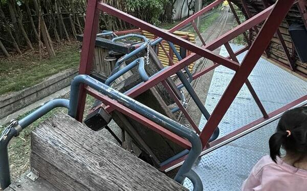 新竹小火車翻覆畫面曝光！竟是孩童放石頭「搞軌」釀意外