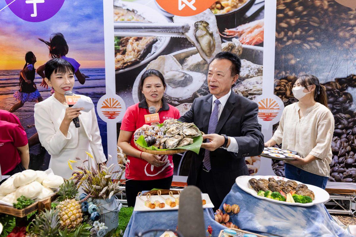  嘉義縣長翁章梁親自宣傳嘉義在地美食，呼籲民眾趁賞燈時節也來嚐鮮。 圖：嘉義縣政府提供 