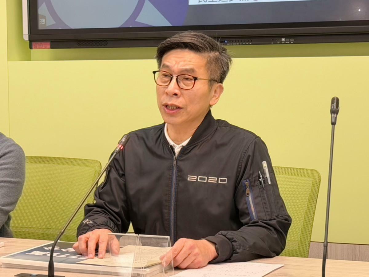  民進黨團幹事長鍾佳濱今日向藍白放話，若對閣揆不滿可以提出倒閣不信任投票。 圖：金大鈞/攝 