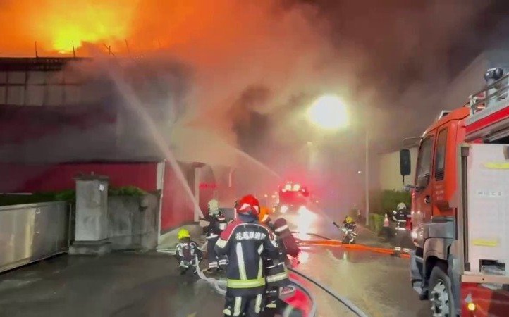 花蓮大理石廠深夜大火延燒200坪!員工及時逃生無人傷亡