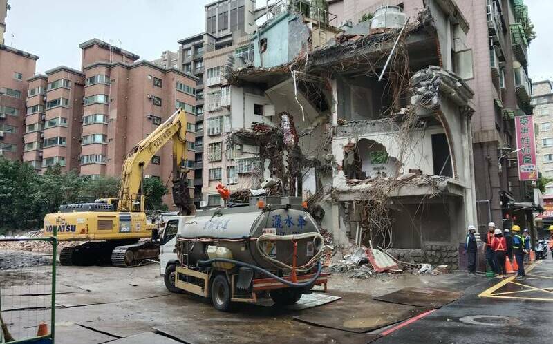 板橋工地拆房第3度出包!碎石砸緊鄰大樓 工務局勒令停工