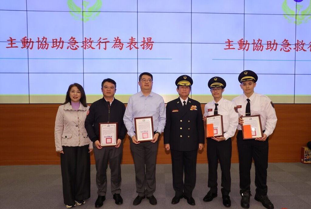 飯店董事長兄弟接力CPR救命 台北市消防局表揚