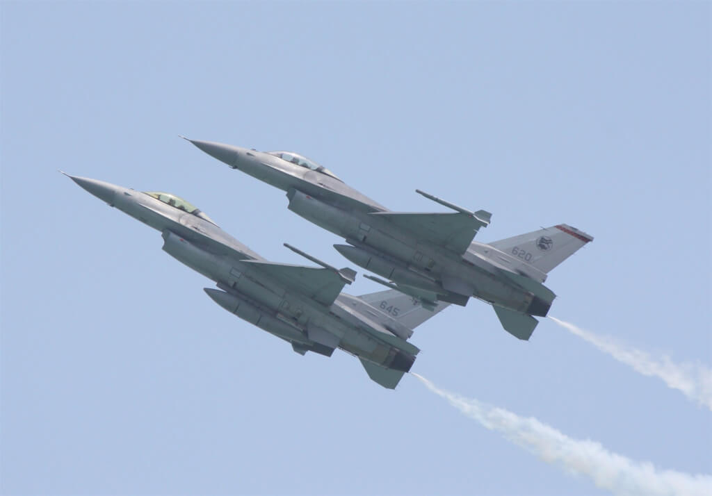 F-16飛官短暫G力昏迷安降　飛行員解析救援機制