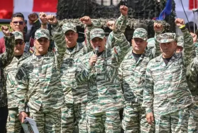 在馬杜洛被美軍逮捕前，委內瑞拉軍隊曾表示要抵抗美軍侵略。 圖 : 翻攝自央視新聞 