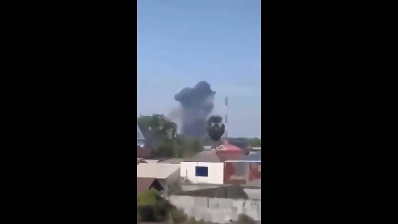  泰國派遣 F-16 戰機，對柬埔寨境內目標發動空襲。 圖：擷取自 @clashreport X 分享影片 