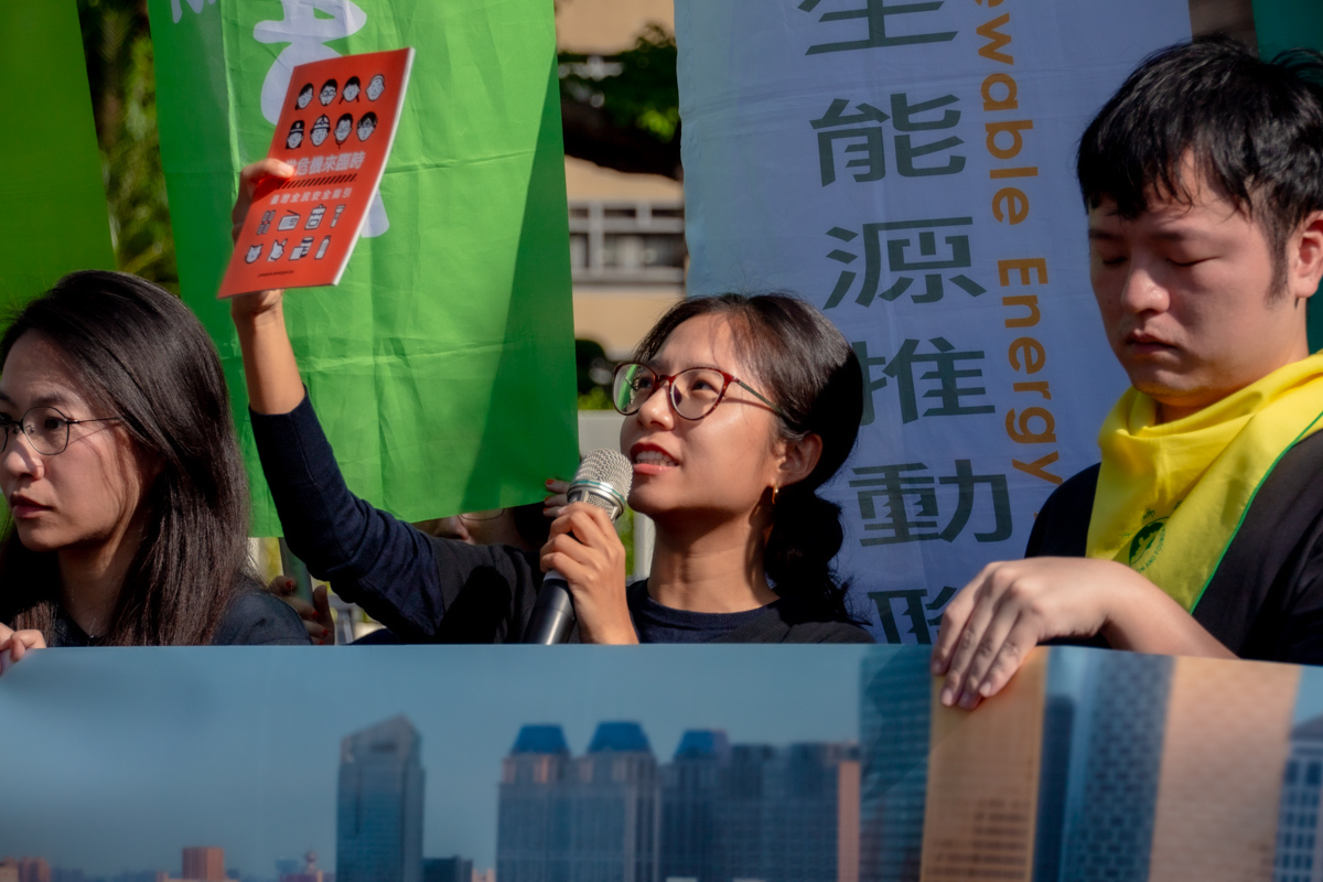  地球公民基金會議題專員林冠伶手舉內政部近期發放的〈當危機來臨時 臺灣全民安全指引〉，要求內政部《建築物設置太陽光電發電設備標準》草案盡快上路，指出能源韌性就是國安韌性，能源政策縮減就是增加風險。 圖：地球公民基金會提供 
