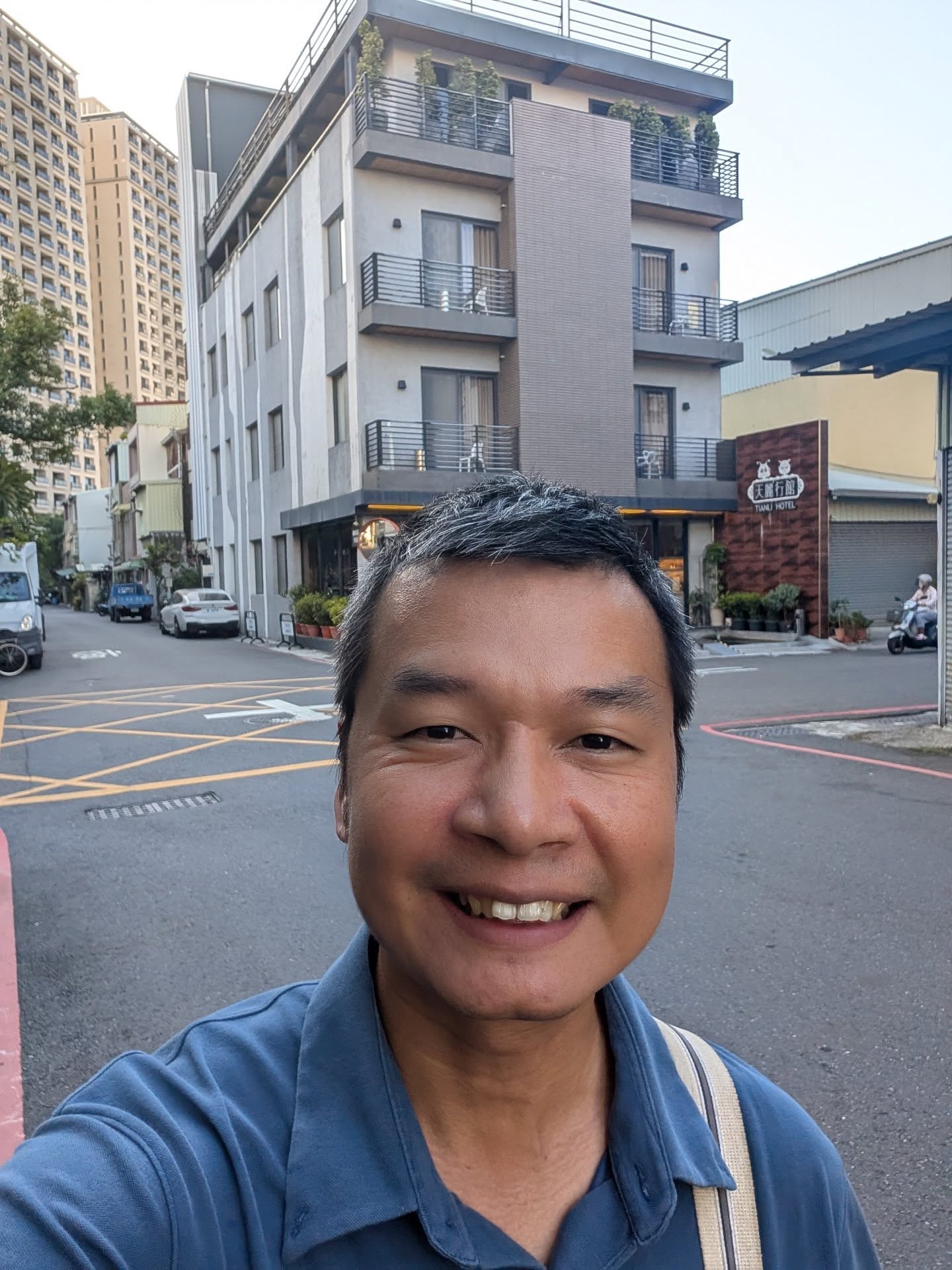  江明宗在涉入貿易軍火的福麥國際裝潢公司前打卡稱「隱形冠軍」 圖：江明宗臉書 