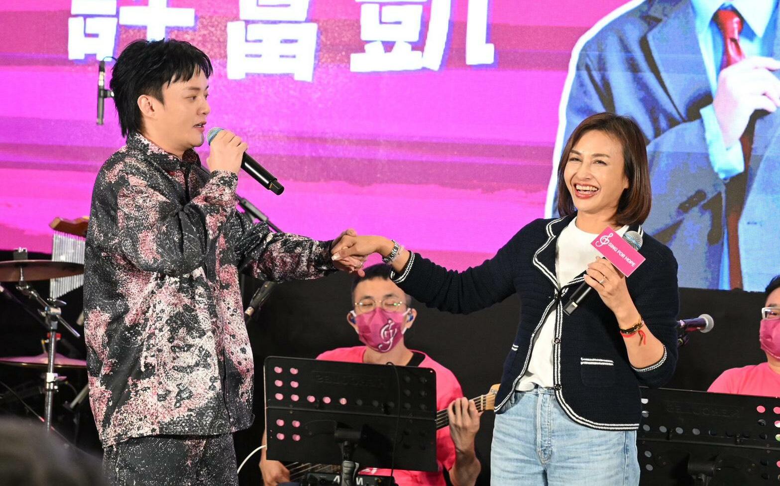 (影)攜手許富凱合唱《甲你攬牢牢》 邱議瑩為癌友送暖