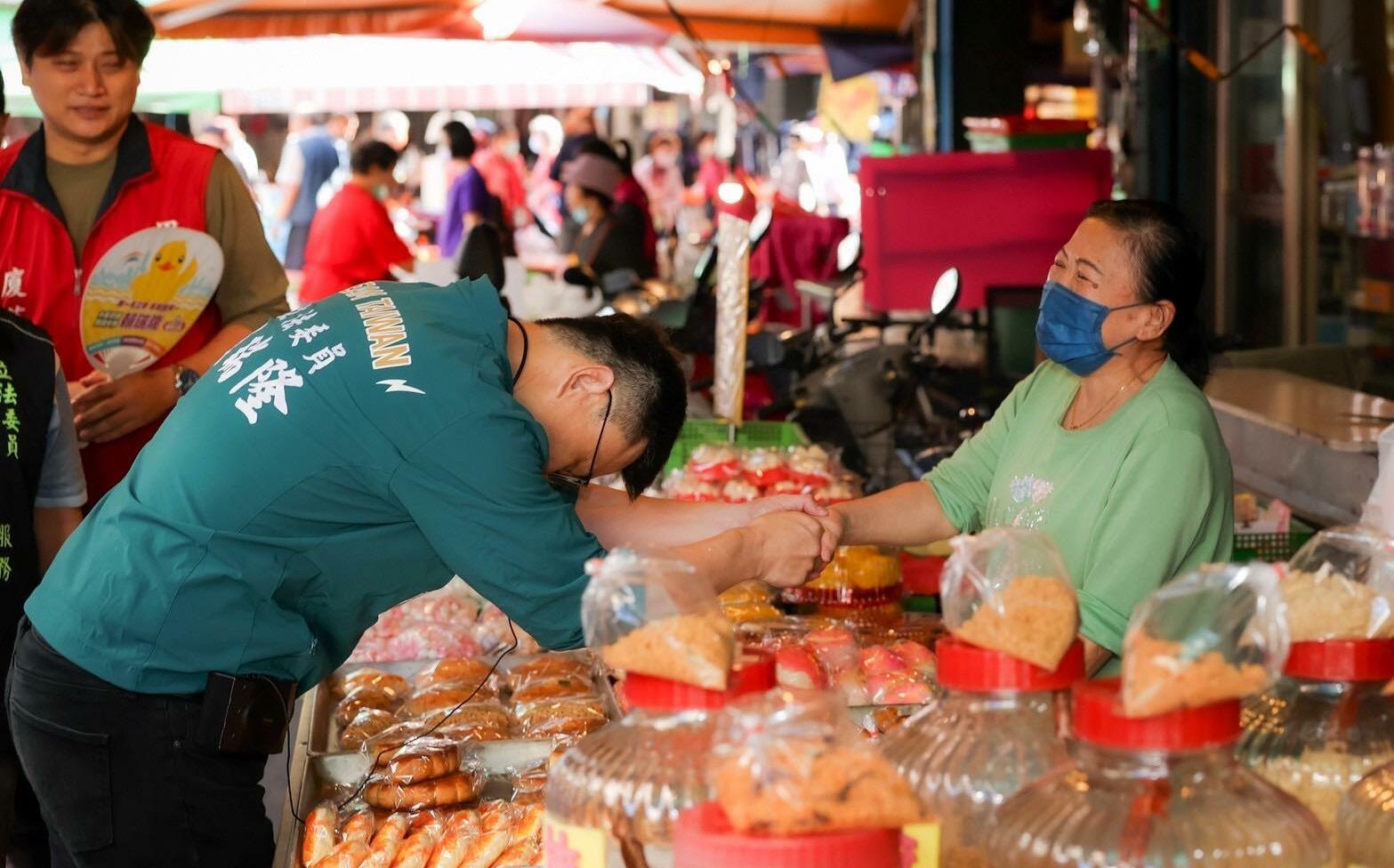 赴小港二苓市場掃街互動   賴瑞隆：謙卑誠懇、傾聽民意  