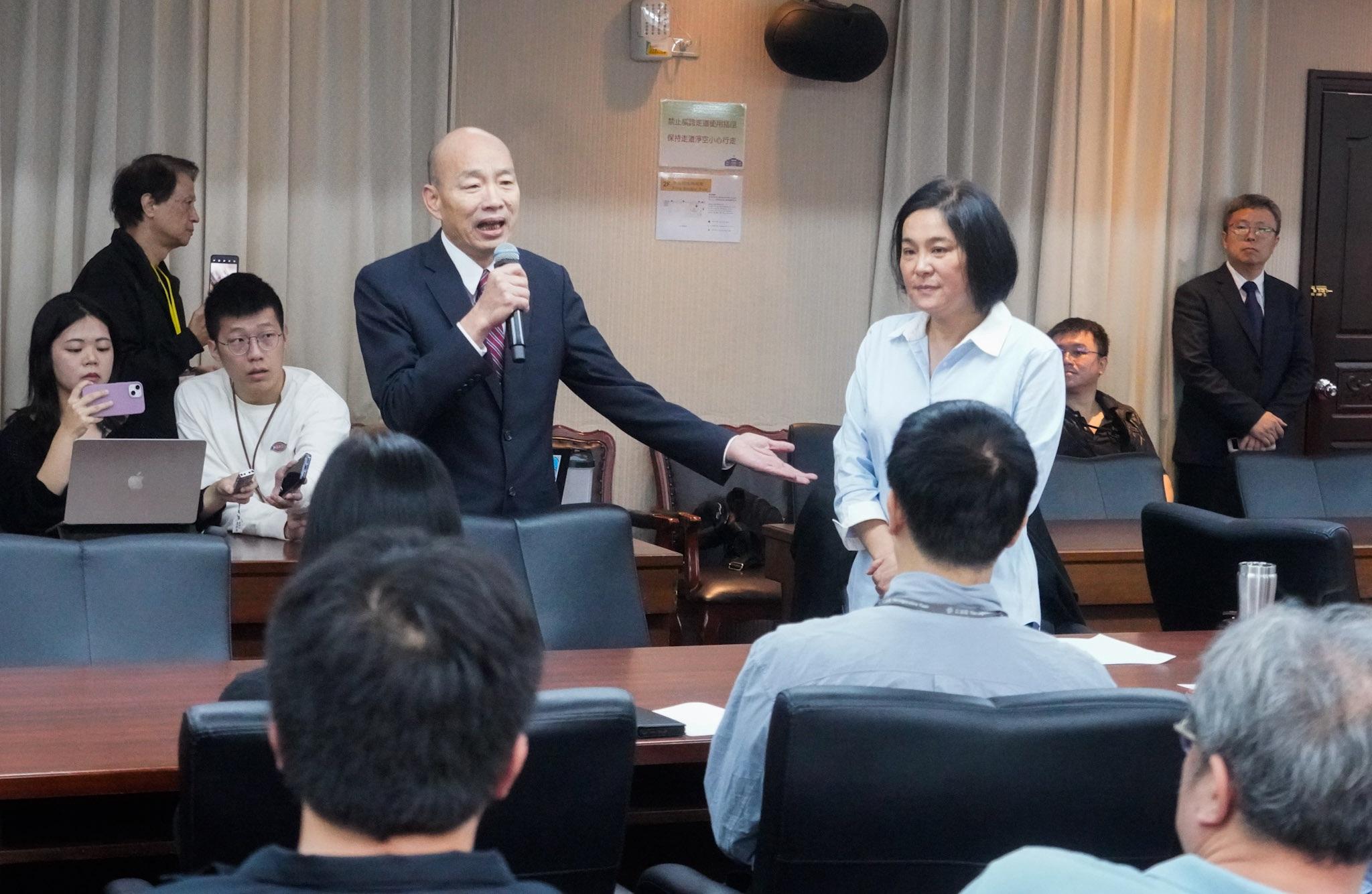  國民黨立委陳玉珍與立院助理工會幹部坐下來談之前，立法院長韓國瑜進來喊話允諾保障國會助理權益。 圖：張良一/攝 
