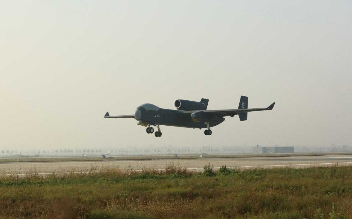 （影）全球最大! 中國「九天」航母完成首次試飛 傳能搭載百架小無人機