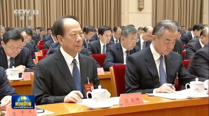 中央經濟工作會議由習近平與七名政治局常委出席，但在央視公布的畫面中，應依筆劃排序列於第一位的馬興瑞並未露面，最先出現的是王毅。 圖:翻攝自X帳號@cskun1989