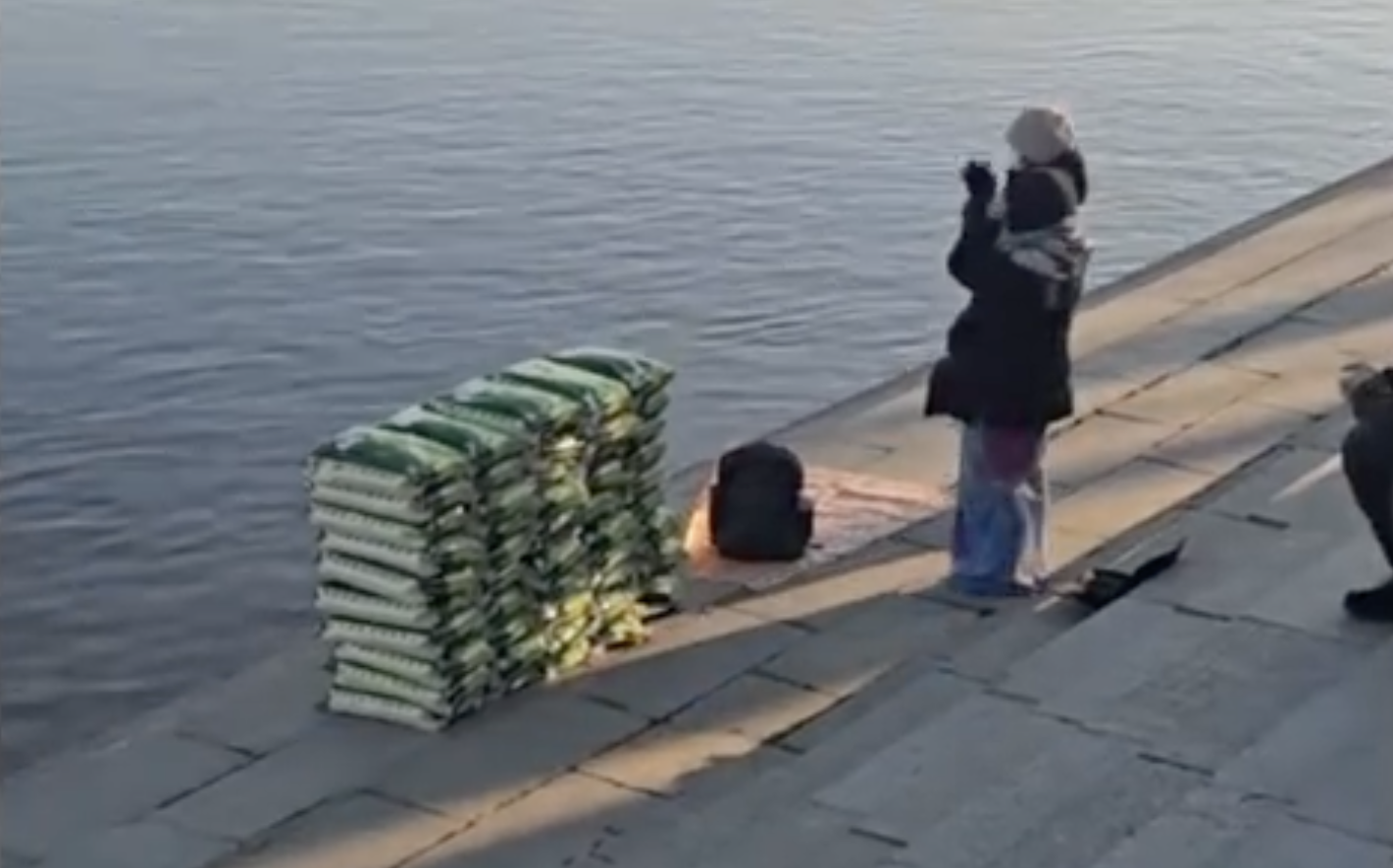 連米也放生? 丹東民眾江邊「放生白米」引議 中國佛教協會:不符教義且浪費資源