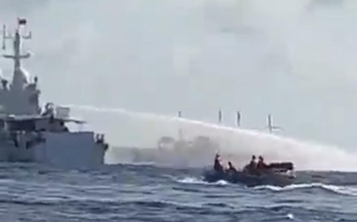 (影)南海仙賓礁衝突!中國海警船對菲漁船發射水炮3漁民受傷 菲方譴責