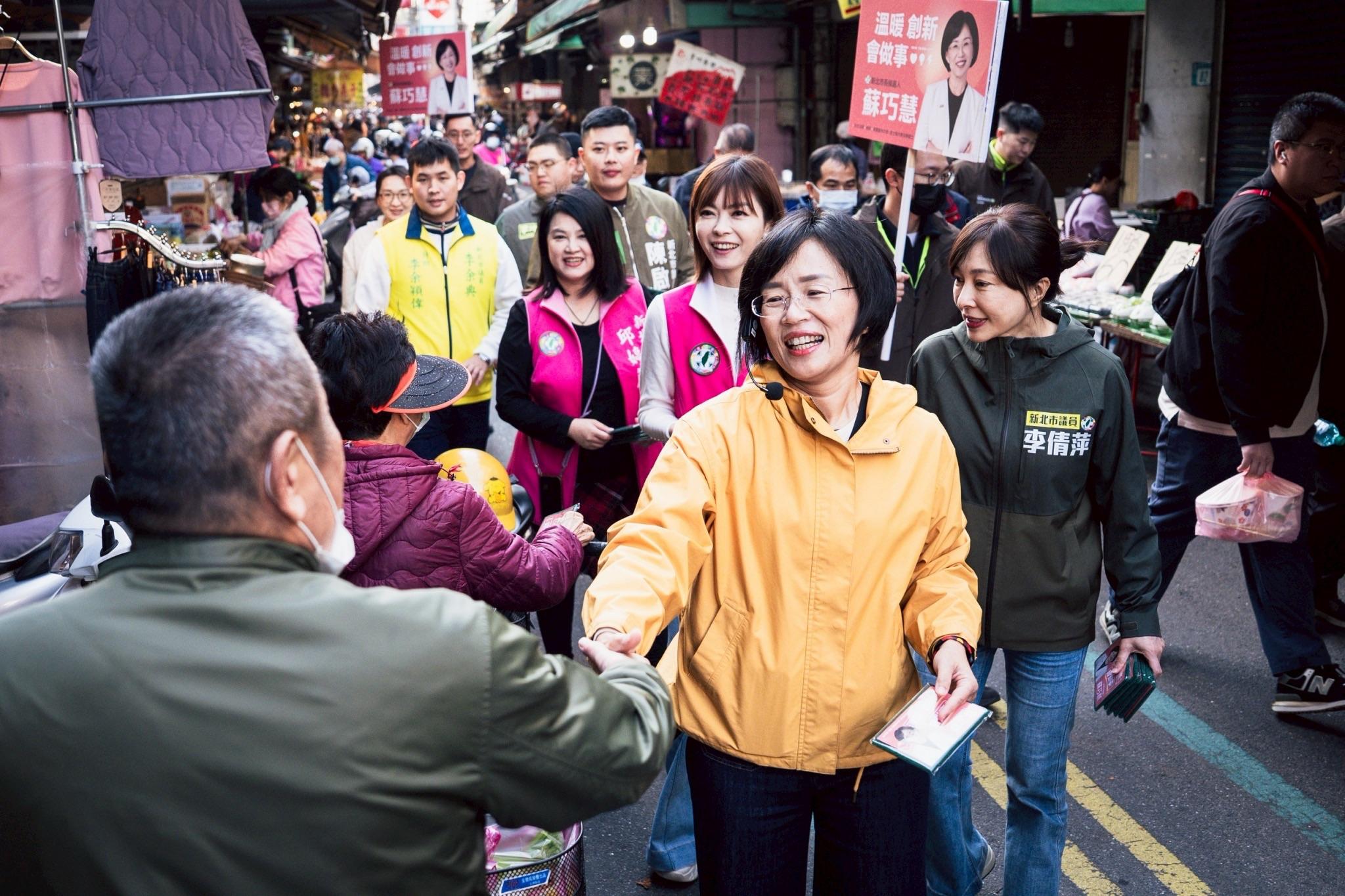 蘇巧慧強調，未來將持續走遍新北市各區，直接與選民互動握手。 圖：蘇巧慧辦公室提供 