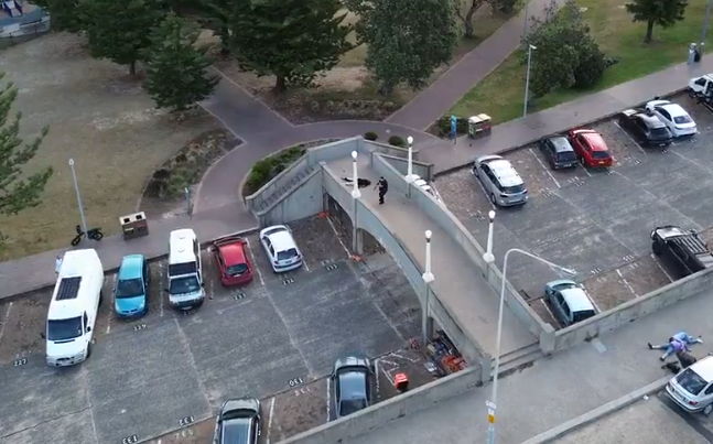 澳洲邦迪海灘槍擊案16死40傷!槍手被證實為父子檔 警方與槍手對峙空拍曝