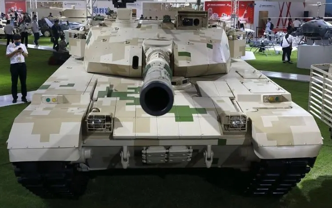  國際武器展中亮相的中國VT-4坦克。 圖 : 翻攝自《沉浮歐羅巴》 