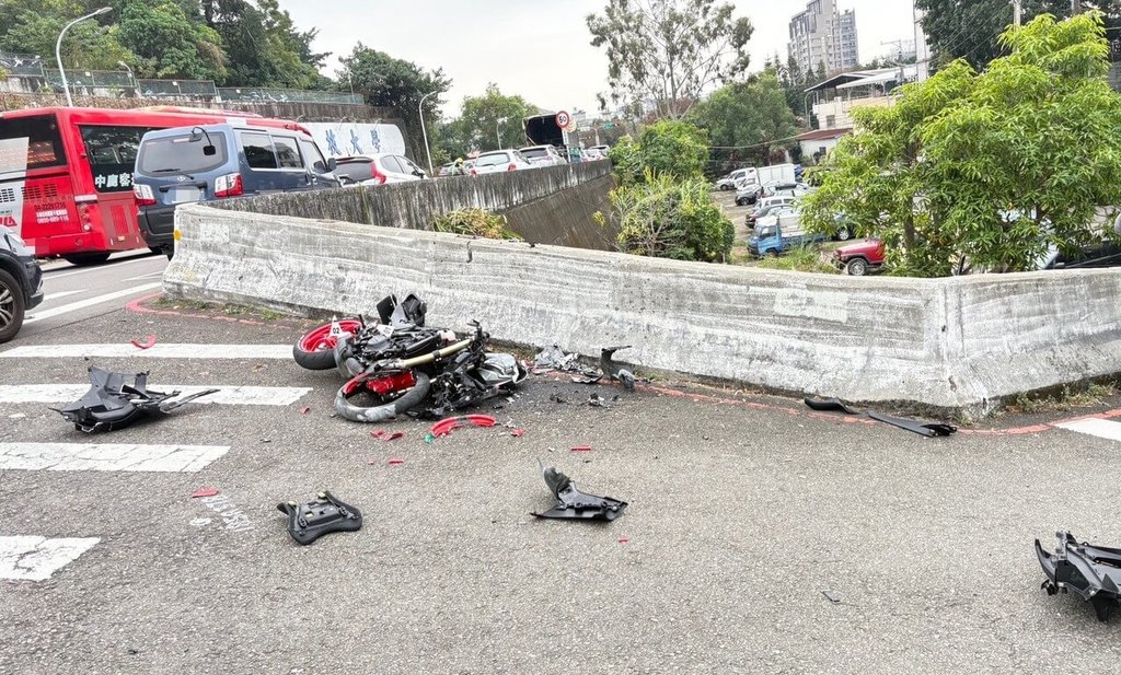 台中20歲重機騎士自撞護欄墜橋車殼碎裂 送醫不治