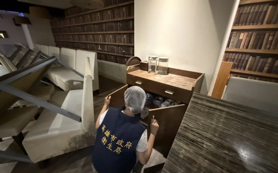 知名餐廳認了「茶杯黑垢、湯底小強漂浮」!高雄衛生局要罰了