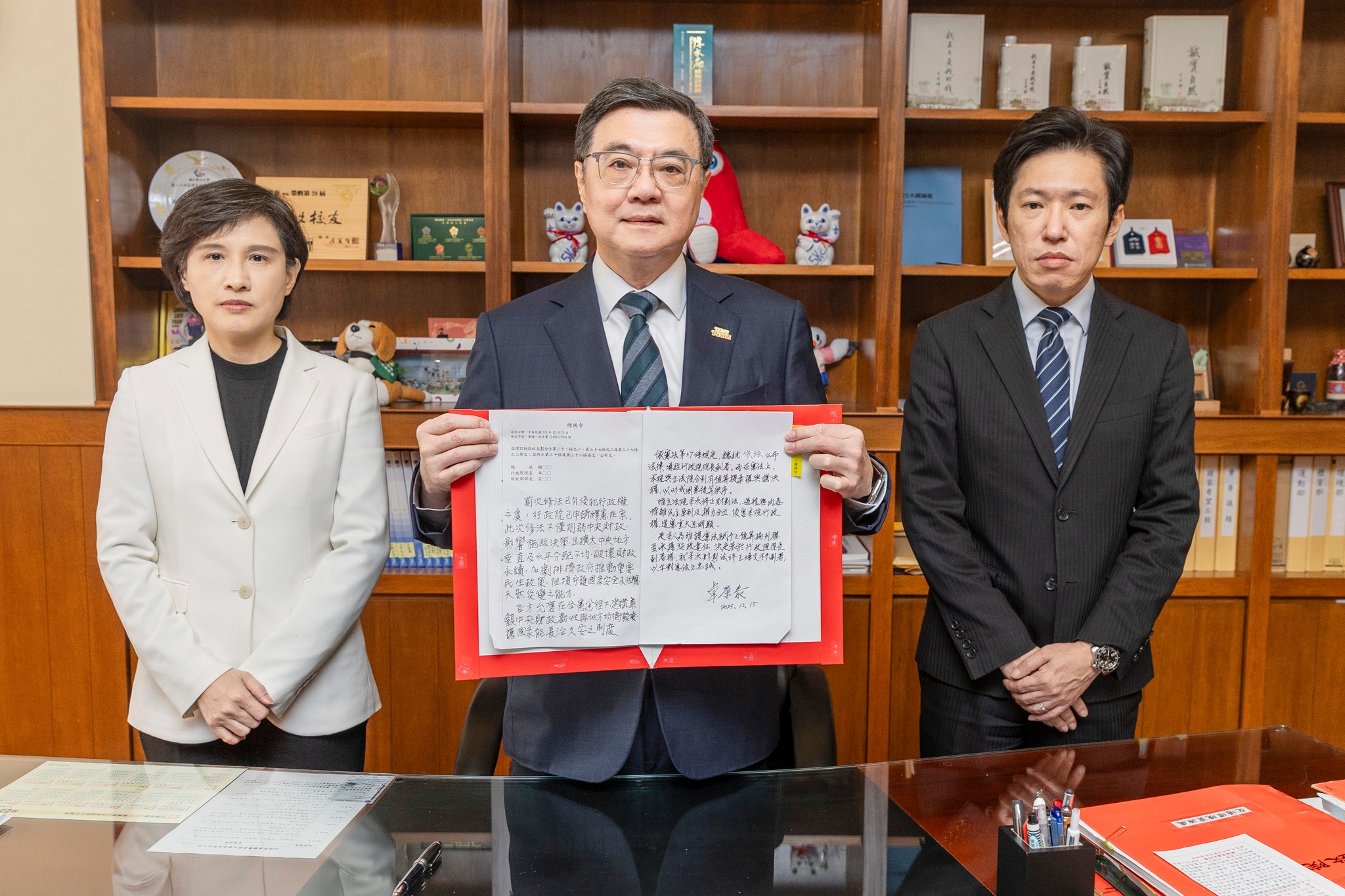  卓榮泰（中）不副署財劃法，並加註意見。 圖：翻攝自卓榮泰臉書 