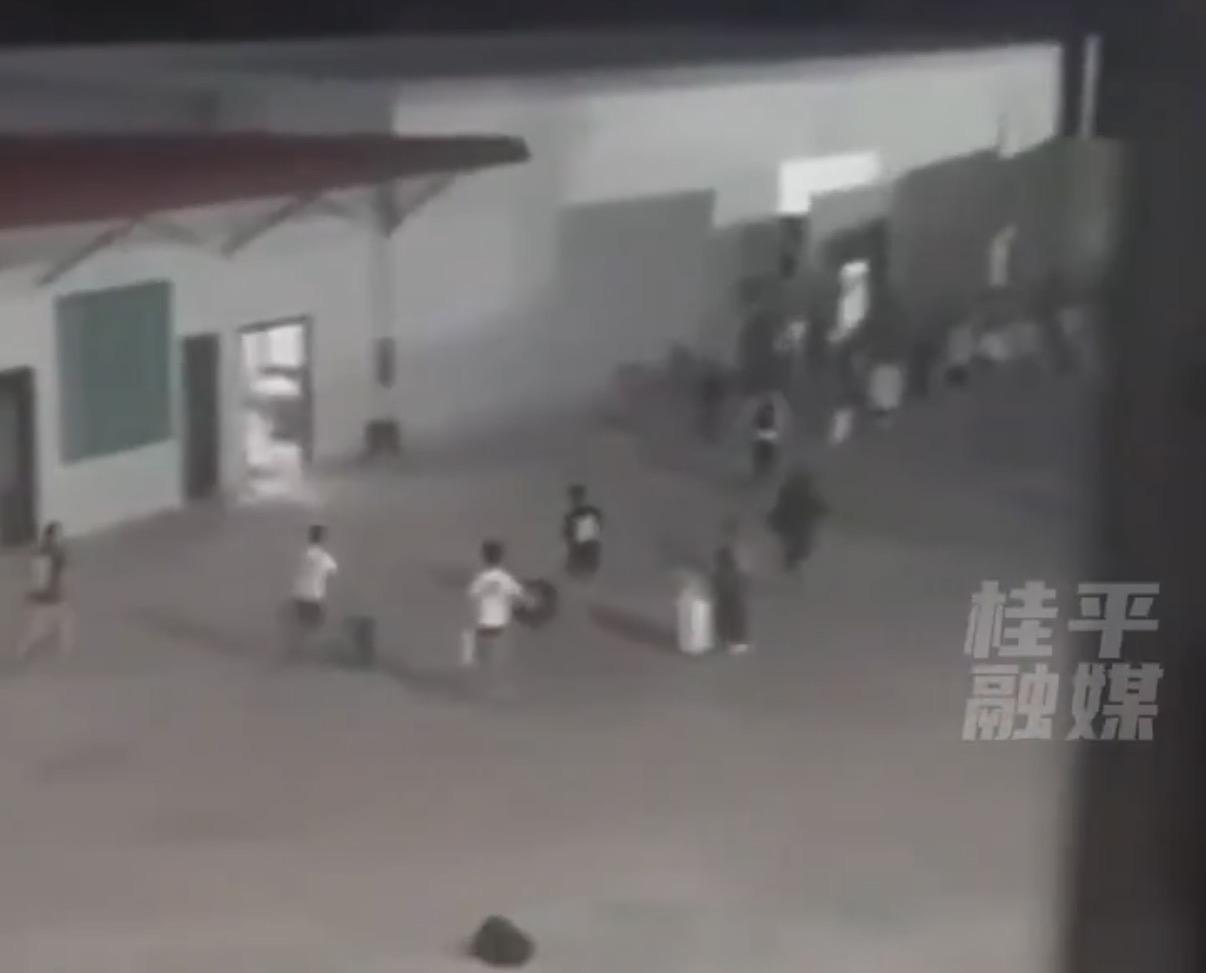  泰國對柬埔寨境內「園區」發動空襲，畫面中園區人員倉皇逃竄。 圖：翻攝自 X-抖音@桂平融媒 