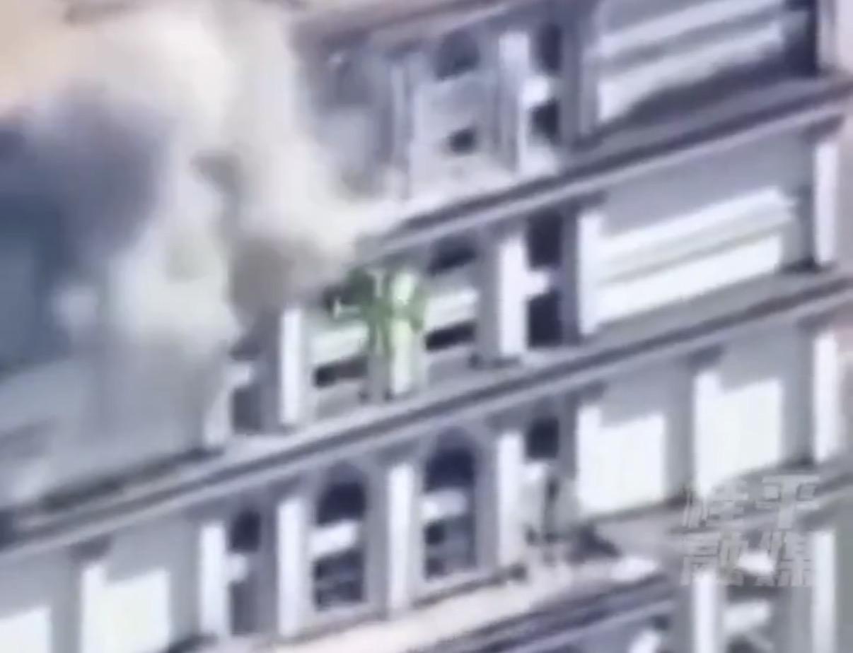  位於塔帕亞邊境綜合體（Ta Phraya）的清剿行動更由泰國海軍和空軍聯手進行，據稱 80% 的建築物已被當場清除。 圖：翻攝自 X-抖音@桂平融媒 