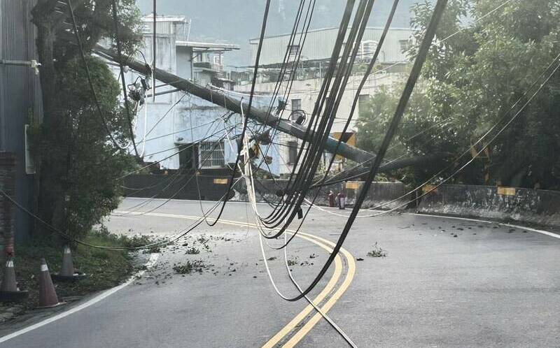 貨櫃車無視限高扯斷電線桿!女騎士摔車送醫 三峽近600戶停電