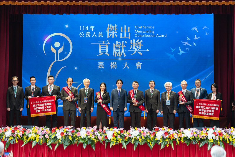  賴清德頒發公務人員傑出貢獻獎。 圖：總統府提供 