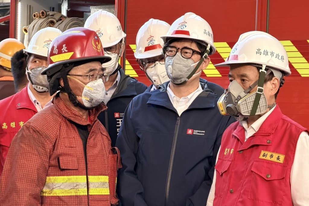 高雄大發工業區工廠火警 消防出動上百人力灌救中