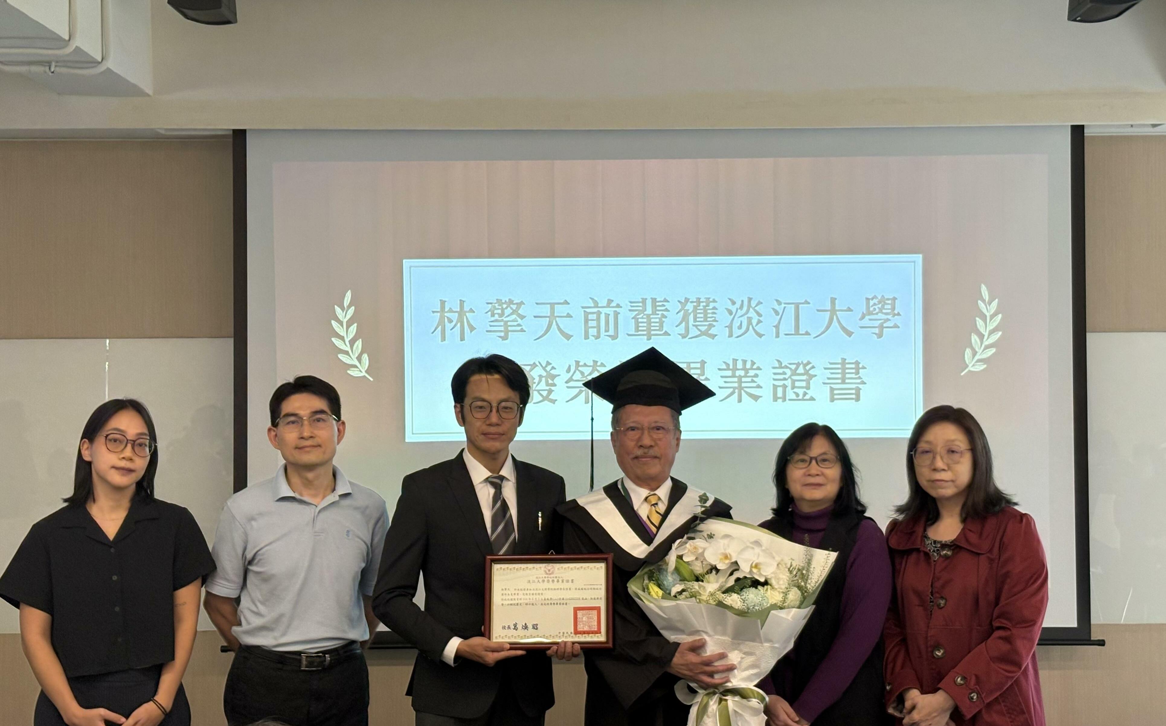 政治受難者林擎天獲淡大補發榮譽畢業證書 帶師生重回白色恐怖現場