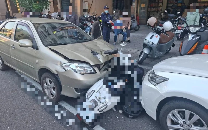 高雄77歲高齡婦逆向暴衝!母子雙載機車慘成夾心 1人命危搶救中