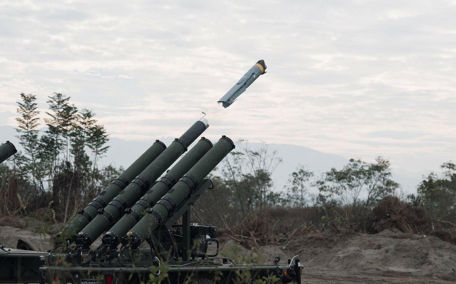 Altius-600M攻擊型無人機首度實彈射擊 國防部長顧立雄親臨視導