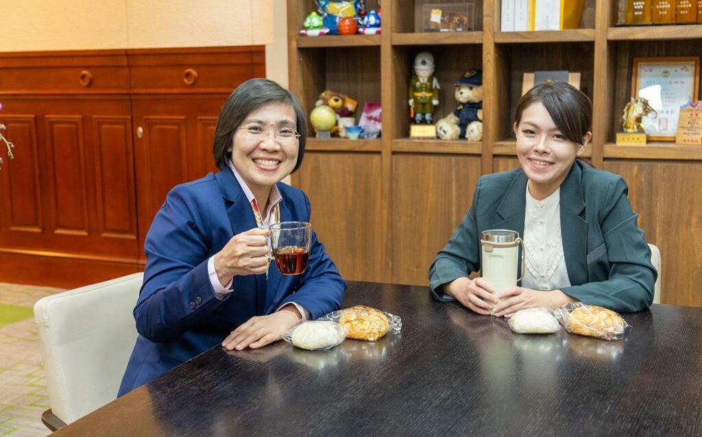 從內鬥之亂到「跨縣市藍白合」 徐欣瑩同日攜禮為高虹安打氣引遐想