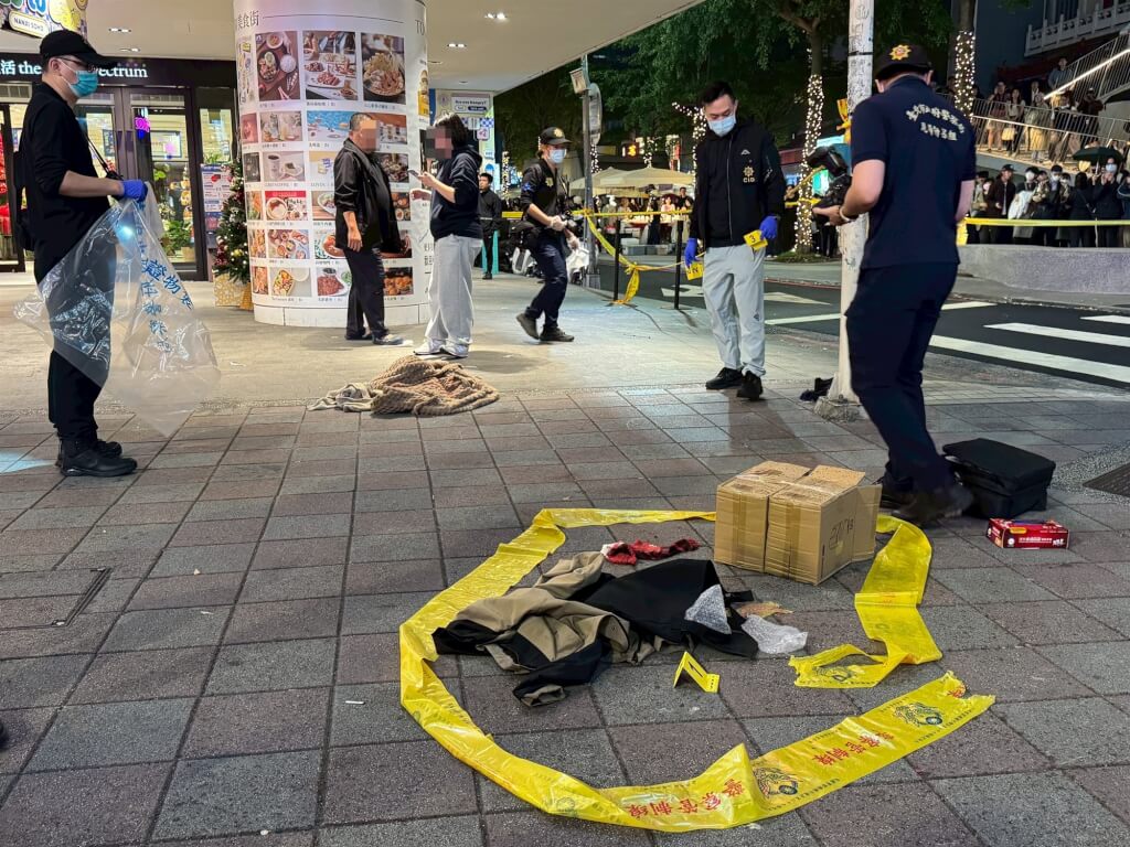  北捷台北車站與中山站附近19日發生隨機傷人事件。圖為警方於案發現場進行調查。圖：中央社記者張皓安攝 