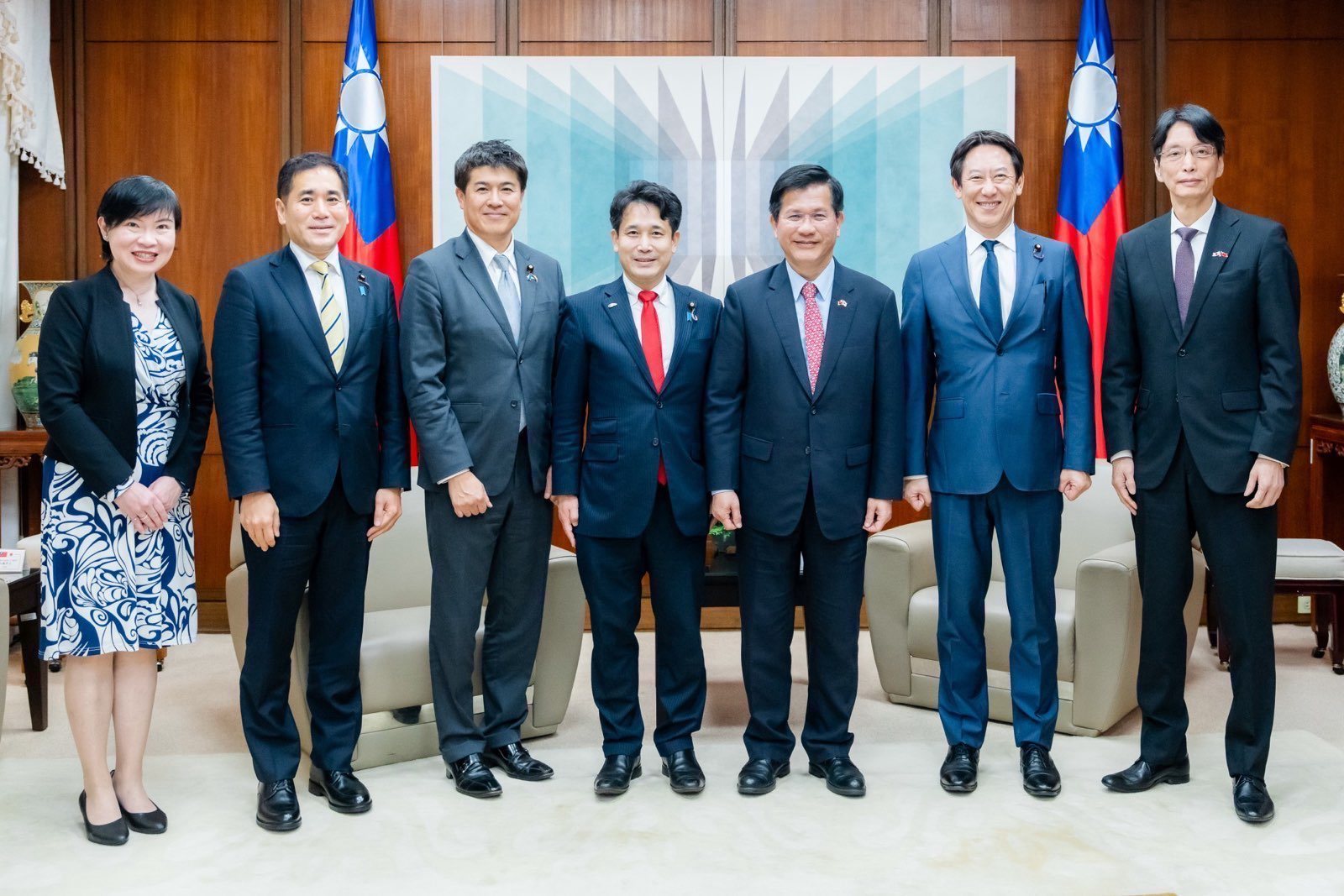  外交部長林佳龍（右三）與「日本參議院TY會台灣訪問團」合影。 圖：外交部提供 