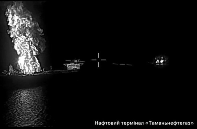  當地時間 21 日晚間，烏軍派遣無人機襲擊了俄羅斯克拉斯諾達爾邊疆區的「塔曼石油天然氣公司」海上石油碼頭，導致大量基礎設施受損，影響了該碼頭的能源出口能力。 圖：翻攝自 @BohuslavskaKate X 帳號 
