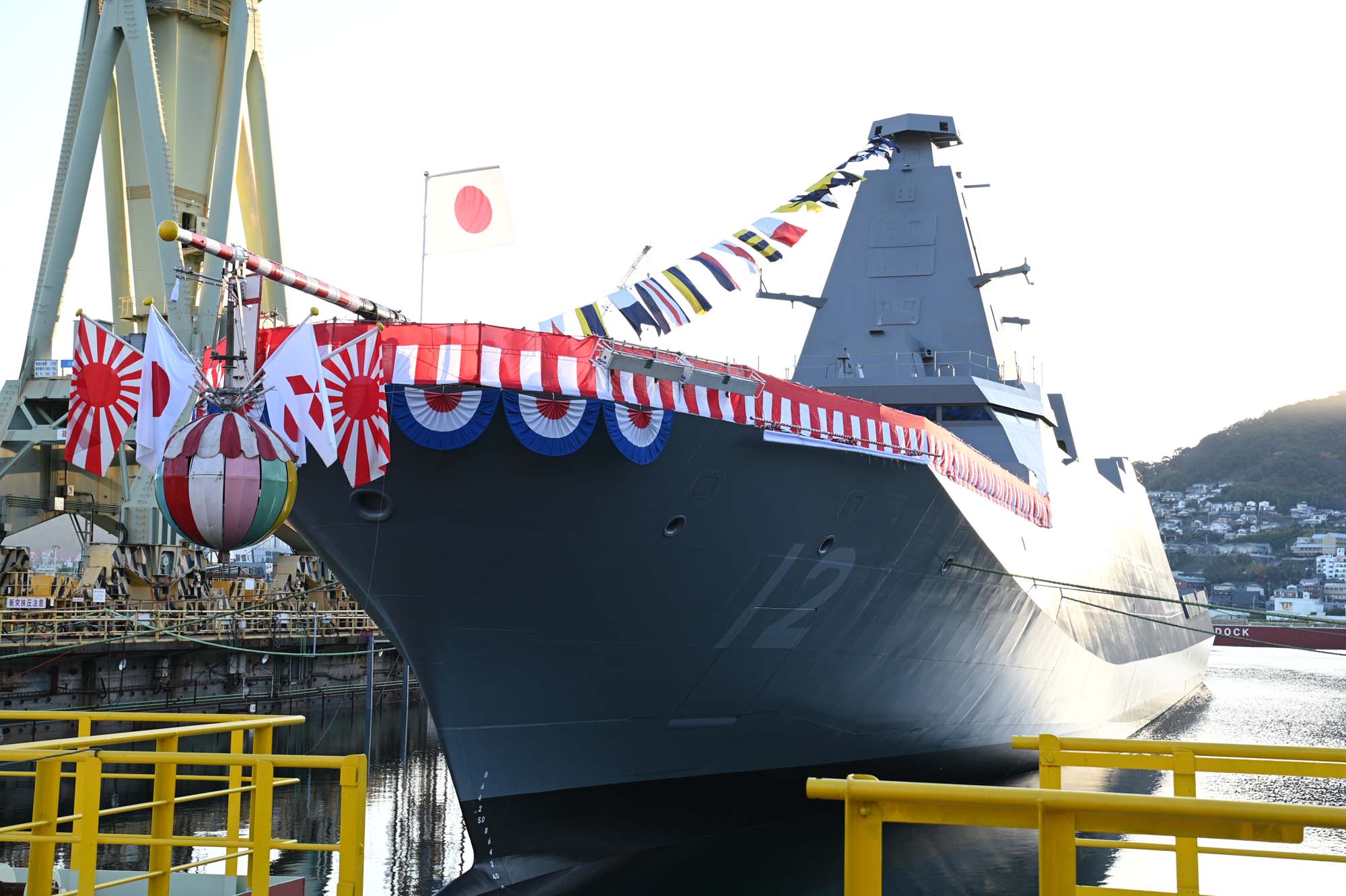  日本最上級護衛艦「吉井號」下水，日本打算向外國輸出此類武器。 圖：翻攝「X」@JMSDF_PAO 