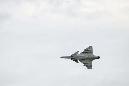  瑞典空軍司令維克曼近期接受美國軍事媒體專訪時表示，在完成對工作日程的調整後，瑞典可能提早完成 JAS-39 「鷹獅」戰機與德國「金牛座」導彈的整合，進一步協助瑞典空軍建立縱深打擊能力。 圖：翻攝自 騰訊網 看航空 