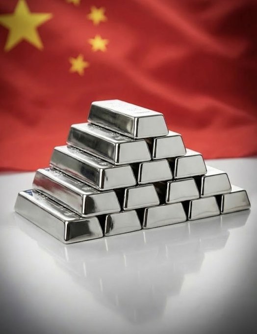 中國唯一專注白銀投資的基金──國投瑞銀白銀期貨基金（LOF），在多次發布風險提示未獲投資人重視後，宣布自 29 日起暫停 C 類基金份額申購，被外界視為官方對市場過度投機的降溫措施。 圖:翻攝自X帳號@GlobalFocus24