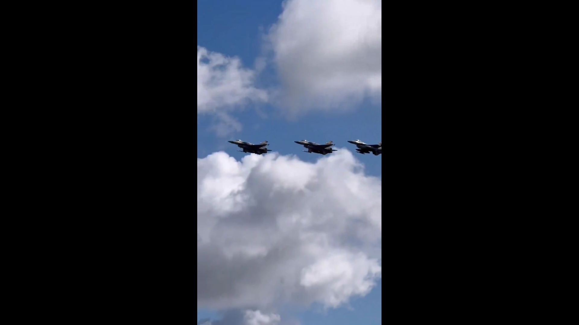 波蘭軍方近日下令出動數十架 F-16 戰鬥機與防空系統，直接攔截俄羅斯發射的「沙赫德」自殺式無人機與 X-101 巡弋飛彈，防衛烏克蘭最大城市與周邊空域安全。 圖:翻攝自影片