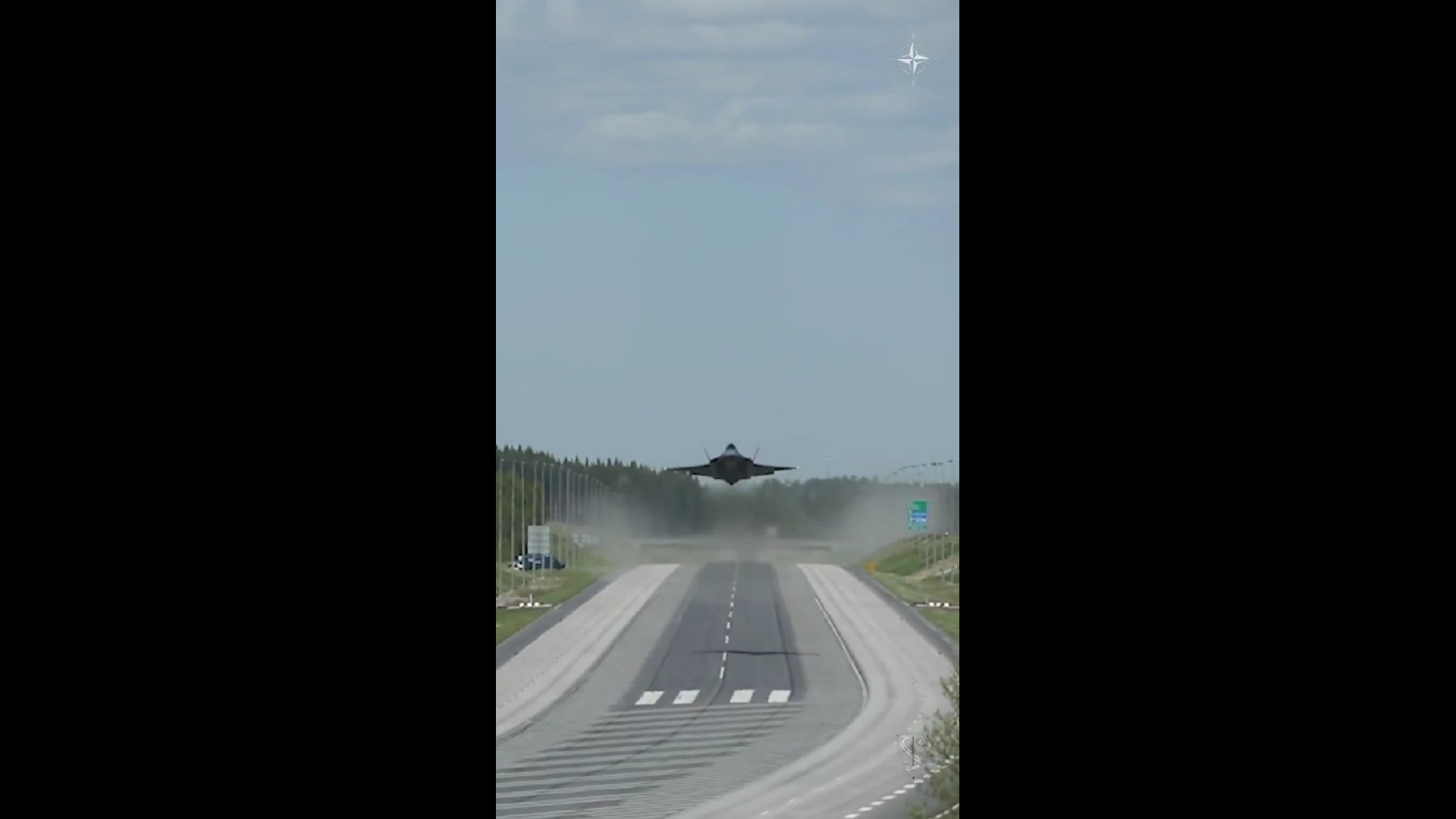 近日在芬蘭一處森林地帶，北約空軍 F-35A 匿蹤戰機降落在僅約 30 公尺寬的公路上，作為「敏捷作戰部署」演習的一環。這並非作秀，而是高度現實的戰時應變方案。 圖:翻攝自影片