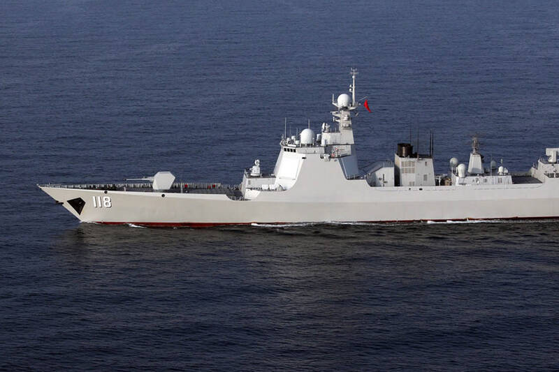  中國解放軍海軍052D型飛彈驅逐艦「烏魯木齊號」（舷號118）指控台灣海軍成功級巡防艦「班超號」（PFG2-1106）開啟火控雷達進行瞄準。 圖：翻攝自 X 