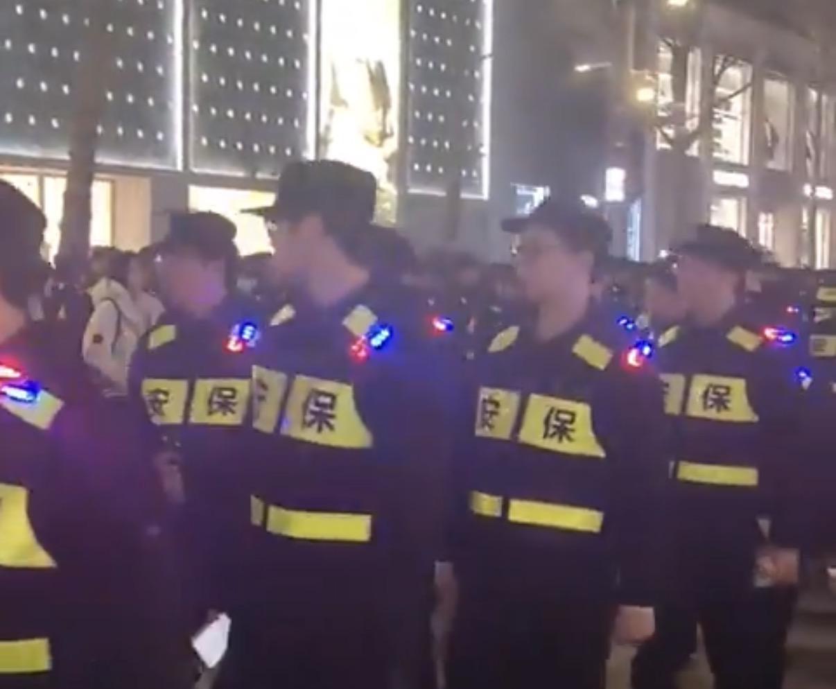  浙江杭州湖濱出動大批警察、保安人員，網友戲稱今年跨年人有一半是警察保安。 圖：翻攝自 X 